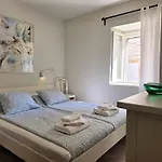 Villa Franca - With Private Garden, Near Vis