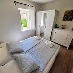 Franca - With Private Garden, Near * Vis