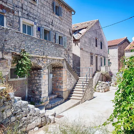 Franca - With Private Garden, Near * Vis